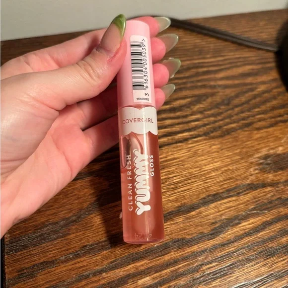 NWT Covergirl Yummy Lip Gloss  let's get fizzical - Picture 2 of 3